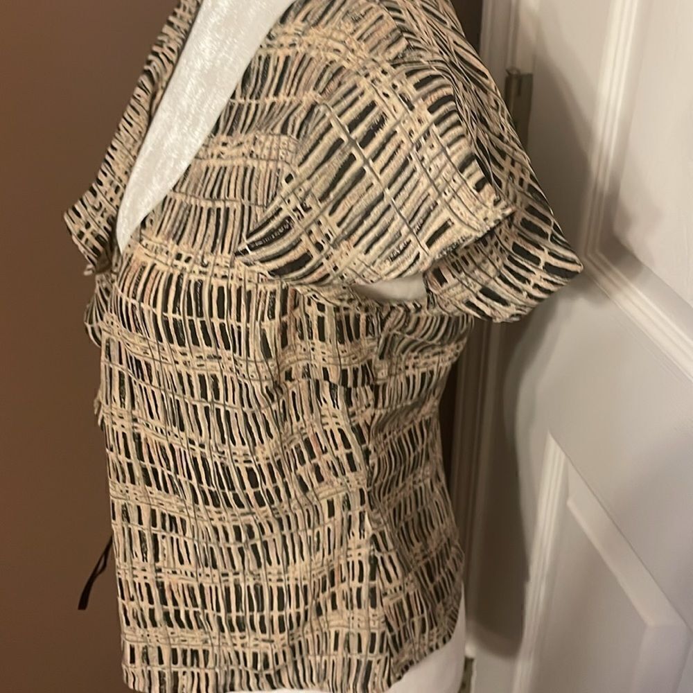 BCBG Maxazria Black&Tan Wrap Blouse Size 6 EUC - Picture 4 of 7